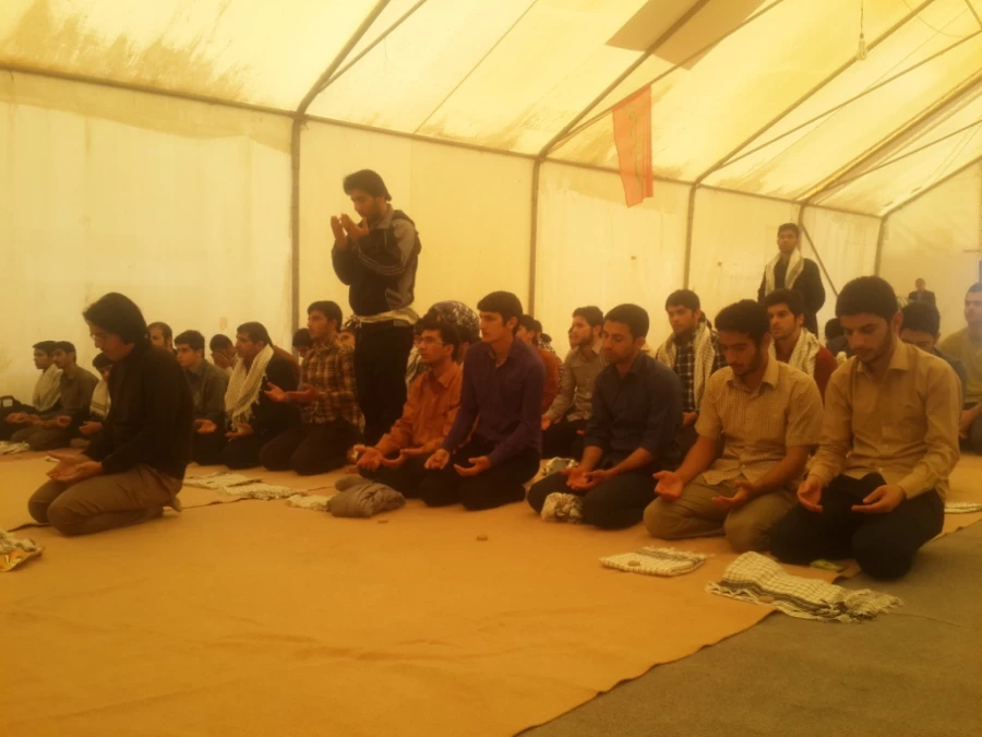 برپایی نماز جماعت در جوار مزار شهید گمنام