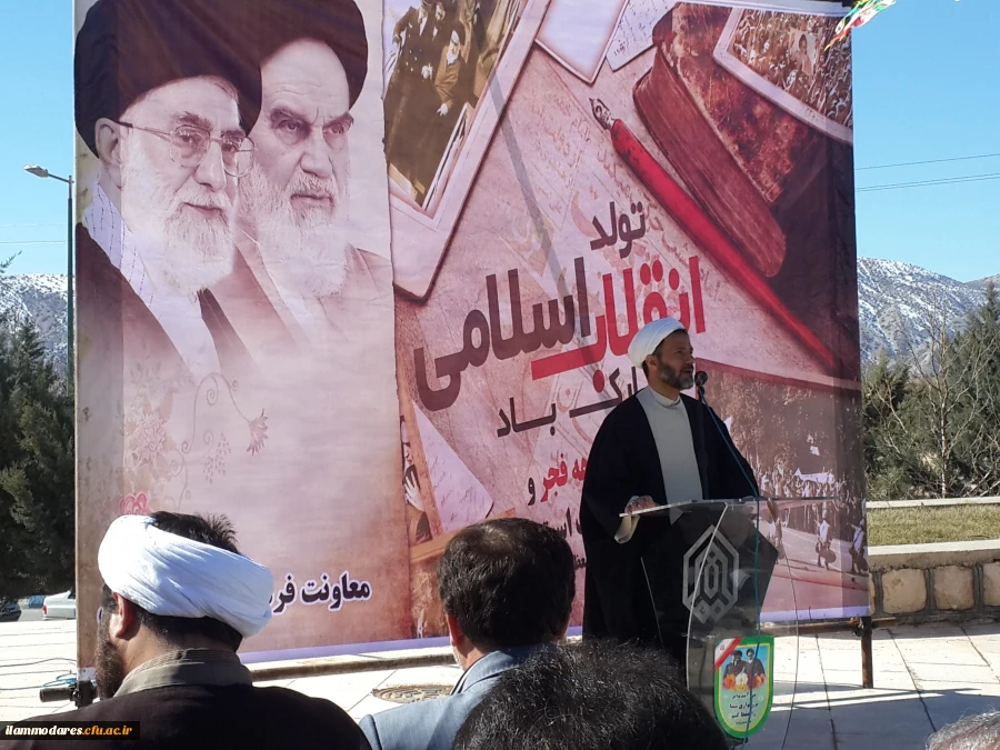 حضور سرپرست و تعدادی از کارکنان  پردیس های استان در مراسم غباررویی مزار گمنام  شهدای          دانشگاه ایلام  3