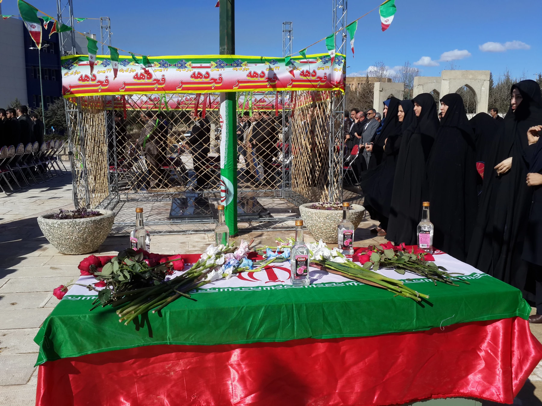 حضور سرپرست و تعدادی از کارکنان  پردیس های استان در مراسم غباررویی مزار گمنام  شهدای          دانشگاه ایلام  4