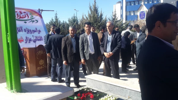 حضور مسؤلین، کارکنان وتعدادی از اساتید دانشگاه فرهنگیان درمراسم غبارروبی مزار شهدای گمنام دانشگاه ایلام 4