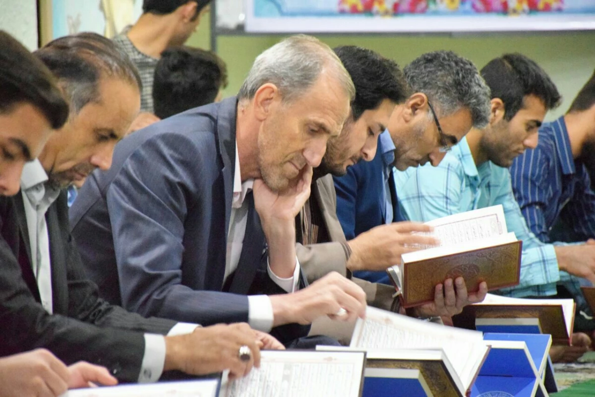 برگزاری محفل انس با قرآن به مناسب هفته ی مبارک قرآن وعترت در دانشگاه 2