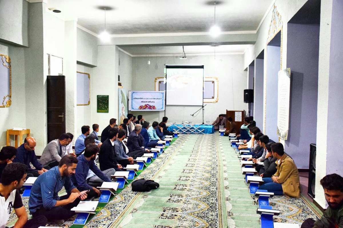 برگزاری محفل انس با قرآن به مناسب هفته ی مبارک قرآن وعترت در دانشگاه 3