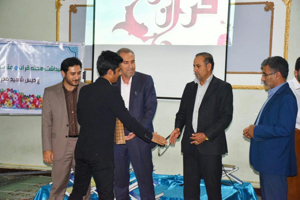 برگزاری محفل انس با قرآن به مناسب هفته ی مبارک قرآن وعترت در دانشگاه 5