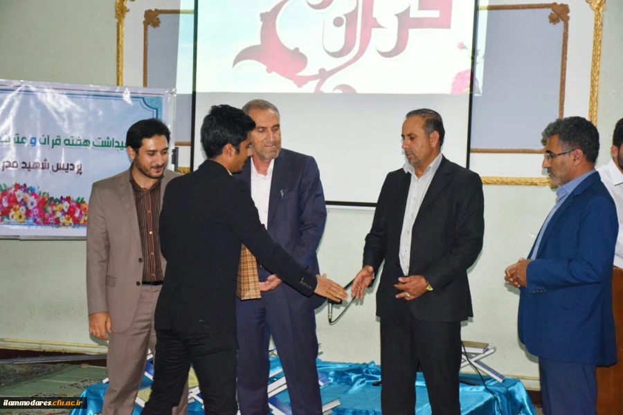 برگزاری محفل انس با قرآن به مناسب هفته ی مبارک قرآن وعترت در دانشگاه 5